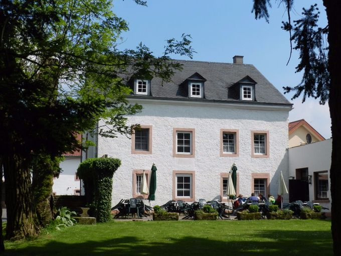 Eten en drinken in onze omgeving is geen probleem. Her en der kan je stoppen tijdens het wandelen en het fietsen. Foto genomen aan het Ernzerhof bij Manfred Meier.