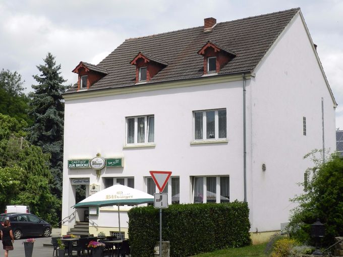 Buiten op het terras, of binnen gezellig aan de toog in Gasthaus 